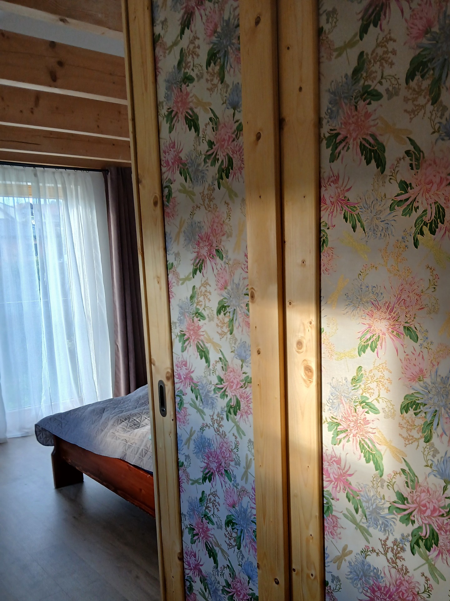 Posuvné japonské stěny, vřevěný rám s napnutou látkou