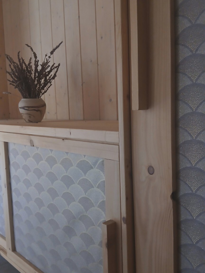 Detail dřevěného madla posuvné stěny vestavěné skříně ve Svaté